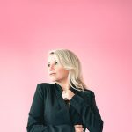 L'humoriste Cathy Gauthier en rodage de son prochain spectacle à la salle de spectacle Le Pivate Room Tremblant le 20 novembre 2026