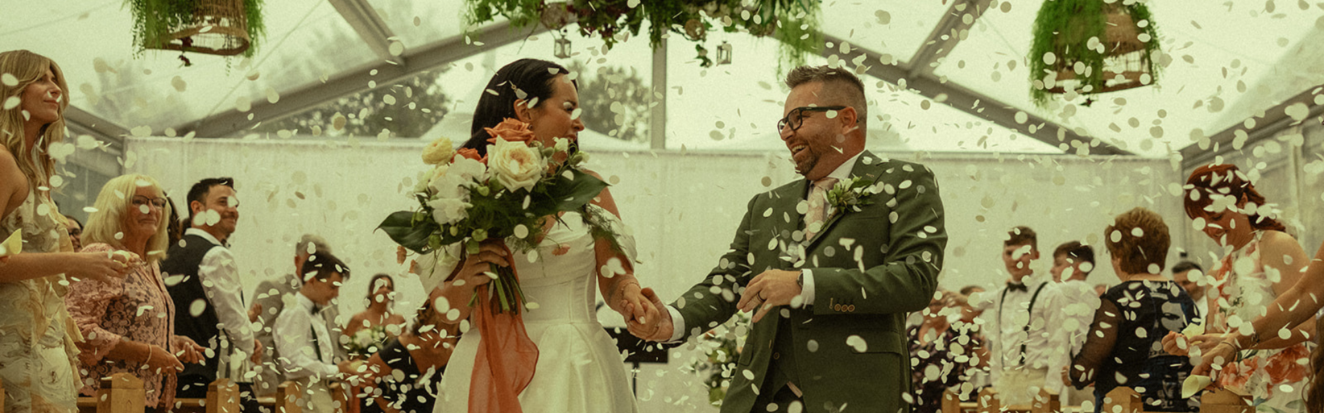 une ceremonie de mariage exterieur a tremblant dans les laurentides. wedding ceremony outside